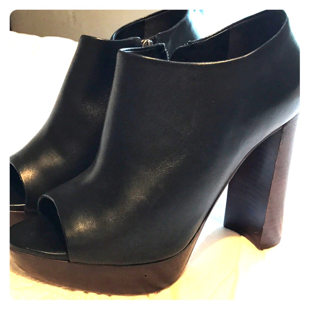 VINCE CAMUTO  BLACK  ANKLEE BOOTIES SIZE 6M